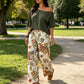 Tweedelige set voor dames: top met blote schouders en broek met print