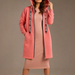 ❄️ Laatste Kans ✨ Dames Verdikte Mid-Length Jas met Capuchon – Warme Winterjas met Comfortabele Pasvorm & Moderne Look
